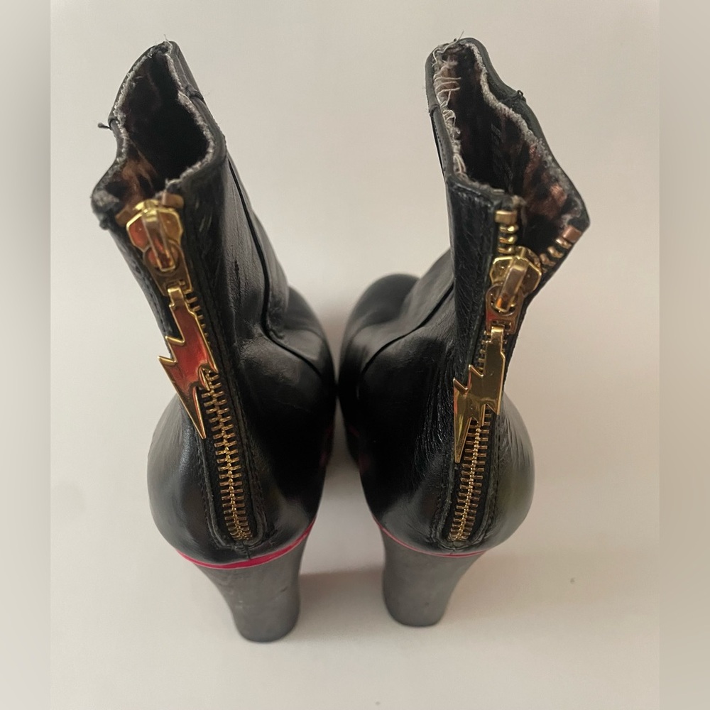 Betsey Johnson Fabulous Black Leather Ankle Boots with Pink Trim - Picture 5 of 15